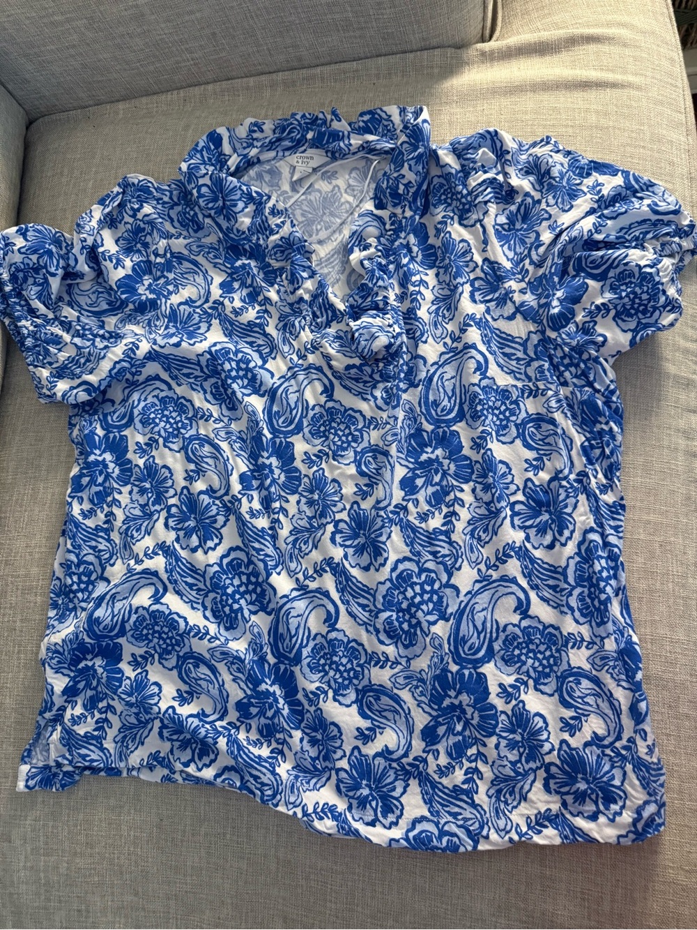 crown & ivy Blue and White Floral Short-Sleeve Blouse